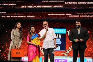 Keerthy Suresh with her Lovely Parents and Mohanlal at SIIMA Awards 2019 1