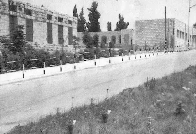 الصورة من عام 1965م. وتظهر صفوف مدرسة المرابطين، التي بنيت عام 1930م الى اليسار،