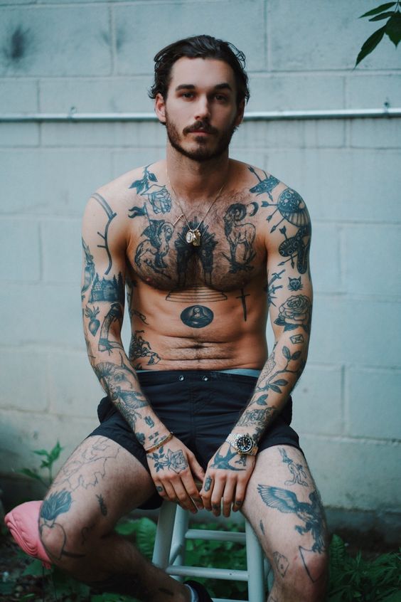 tatuagens masculinas no braço, nas pernas, corpo