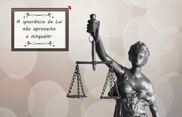 Estatueta de mulher com balança e na parede um quadro com a frase: A ignorância da Lei não aproveita a ninguém.