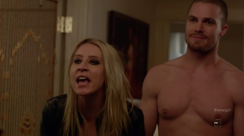 Stephen Amell Shirtless in New Girl s1e13