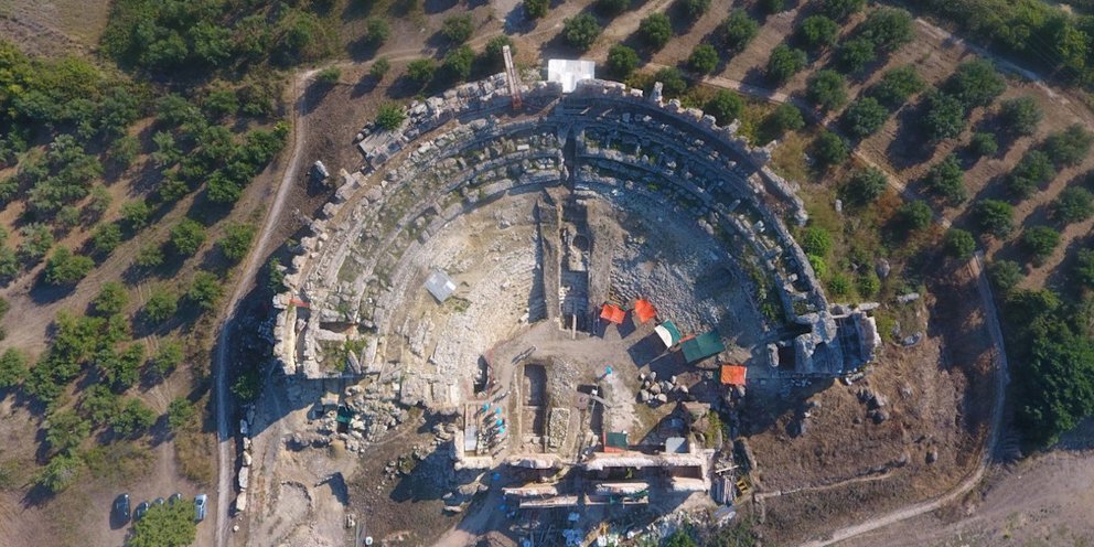 Σημαντικά ευρήματα στο Αρχαίο Θέατρο της Νικόπολης αποδεικνύουν την “οικουμενικότητα “ του μνημείου