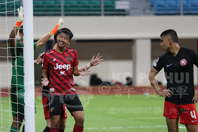 Emmeric Ong (striped jersey) of Balestier Khalsa shared a light moment