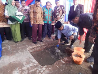 Peletakan Batu pertama GLT RSUM Ponorogo oleh Zulkifli Hasan