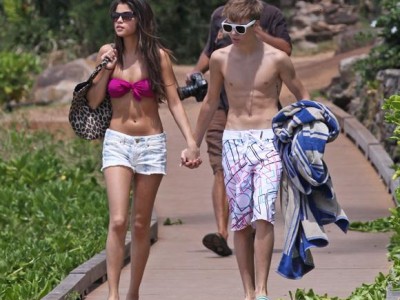 selena gomez and justin bieber hawaiian vacation. While Selena was wearing a