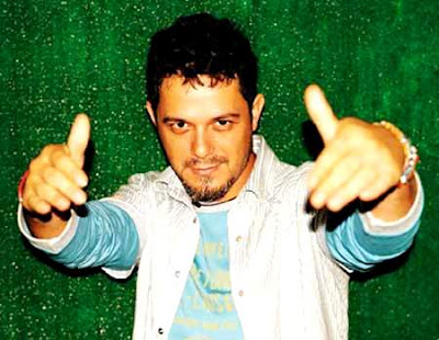 Foto de Alejandro Sanz posando para fans