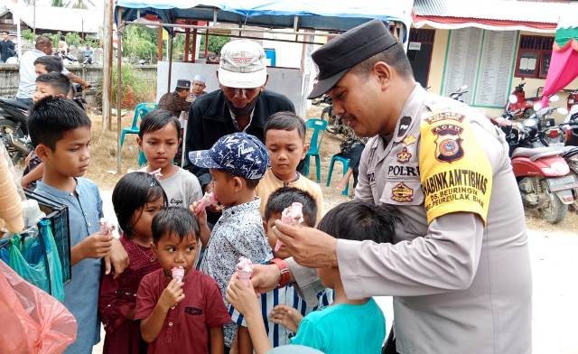Keceriaan Anak-Anak Terpancar Saat Bersama Bhabinkamtibmas Polsek Peureuak Barat Polres Aceh Timur