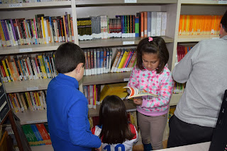 Niños en Casas del Monte leyendo sus libros favoritos