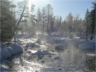 rio gelado na laponia