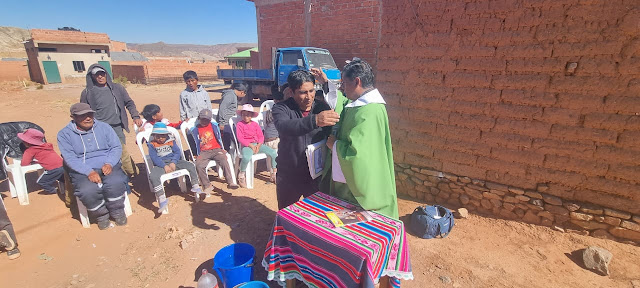 Heute Morgen stellen wir der Gemeinde Pampa Colorada Sergio García vor, einen Maurer, der am Bau der neuen Kirche arbeiten wird.   Pampa Colorada Potosi – Bolivien