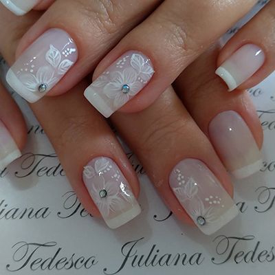 unhas brancas com flores