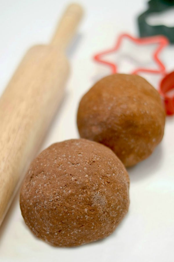 Make cinnamon ornaments for the Christmas tree using this easy, no cook recipe!  This clay dough is made without applesauce and uses just 3 ingredients! #cinnamonornamentrecipe #cinnamonornamentseasy #cinnamonornamentsnobake #ornaments #ornamentsdiychristmas #ornamentscrafts #ornamentclayrecipe #nocookcinnamonornaments #cinnamonsaltdough #christmascraftsforkids #growingajeweledrose #activitiesforkids