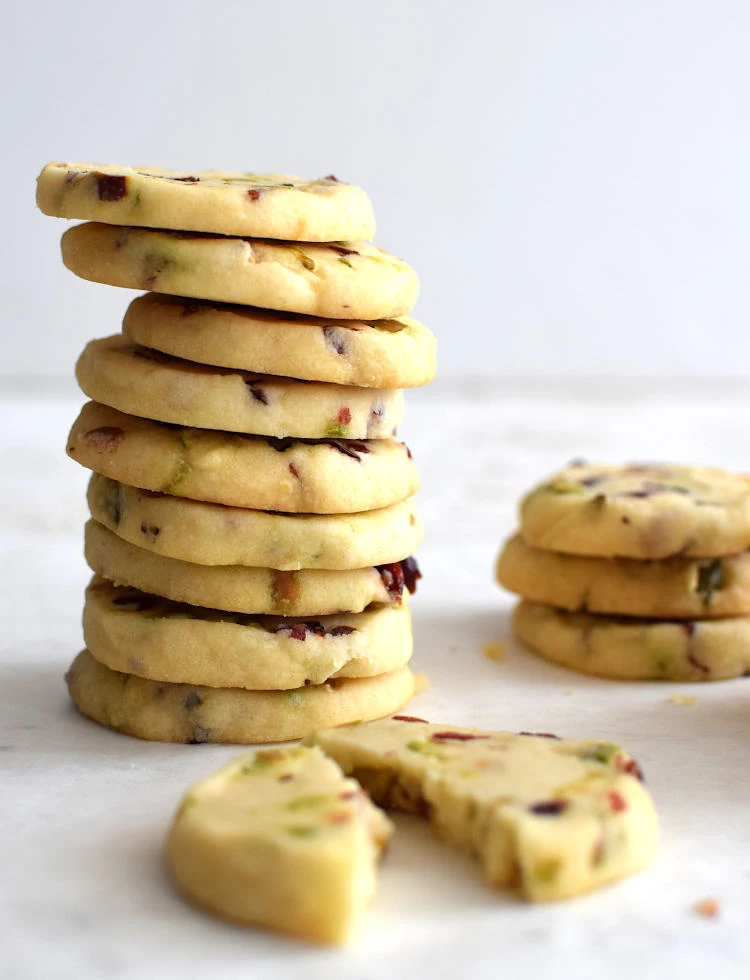 Una torre de galletas de pistacho y arándanos o cranberries