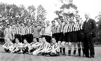 ATHLETIC CLUB DE BILBAO - Bilbao, Vizcaya, España - Temporada 1932-33 - ATHLETIC DE BILBAO 2 (Lafuente y Gorostiza), MADRID C. F. 1 (Lazcano) - 25/06/1933 - Copa del Rey de España, final - Barcelona, estadio de Montjuich - Alineación: Blasco; Castellanos, Urquizu; Cilaurren, Muguerza, Roberto; Lafuente, Iraragorri, Unamuno, Bata y Gorostiza - EL ATHLETIC DE BILBAO GANA SU DECIMOTERCER TÍTULO DE COPA y cuarto consecutivo. Aquí está la plan tilla posando con el trofeo y con el entrenador Mr. Pentland