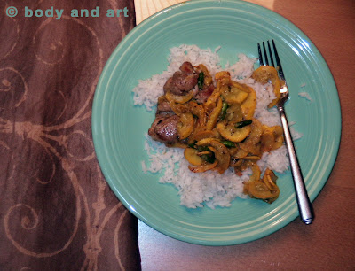 ROBBY ROBINSON'S DIET - HEALTHY MEALS - REAL BODYBUILDING FOOD YELLOW SQUASH WITH DARK CHICKEN CHUNKS OVER STEAMED JASMIN RICE