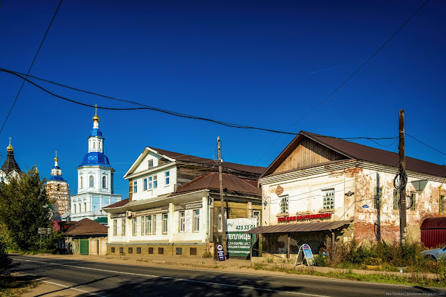 Два старых здания на фоне церкви