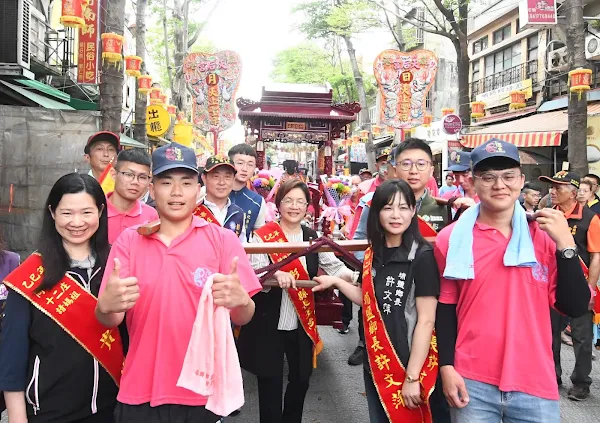 ▲展開兩天一夜的遶境祈福活動，沿途行經福興鄉與埔鹽鄉，當晚駐駕於福興鄉大公館社尾庄慈安宮並舉行團拜儀式。（記者林明佑翻攝）