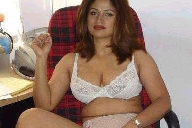Indian Celebrities Pictures on In Bikini Pictures   Indian Aunties Pictures   Mallu Aunties Pictures