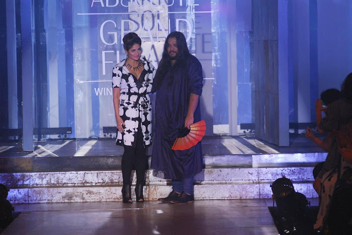 kareena kapoor stopper for designer kallol datta at lfw 2012. photo gallery