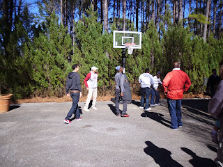 Alabama recruits play a little hoop at Saban's lake house during their official visit