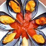 Mejillones al Vapor con Salsa de Tomate