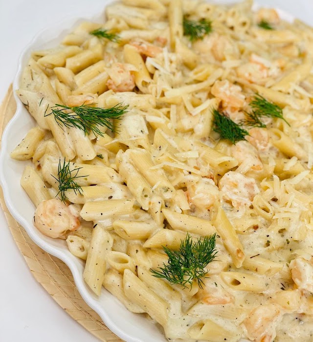 Pasta with shrimp and white sauce