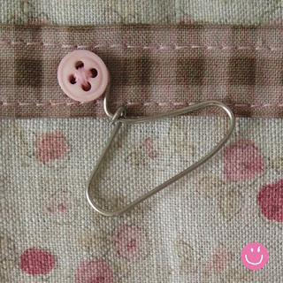 Detalle de la percha, hecha con un clip de oficina - Alacabala