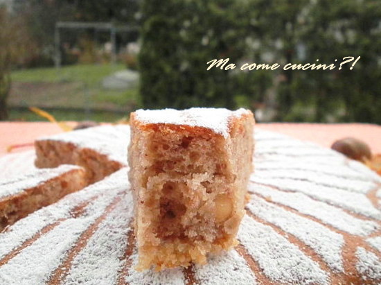 fetta di torta di castagne e mandorle