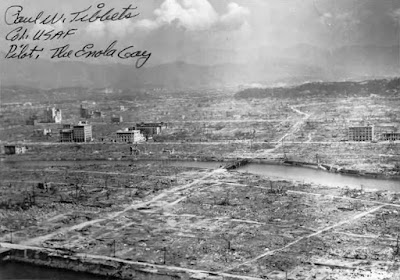 Bombas atómicas sobre Hiroshima y Nagasaki. Pinceladas del Pasado. Hiroshima arrasada por la bomba Little Boy. Foto del piloto del Enola Gay.