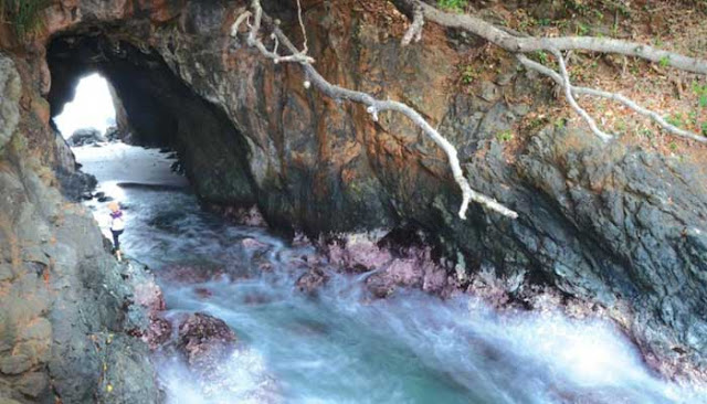 Menjelajahi Dua Gua Laut Di Sukabumi