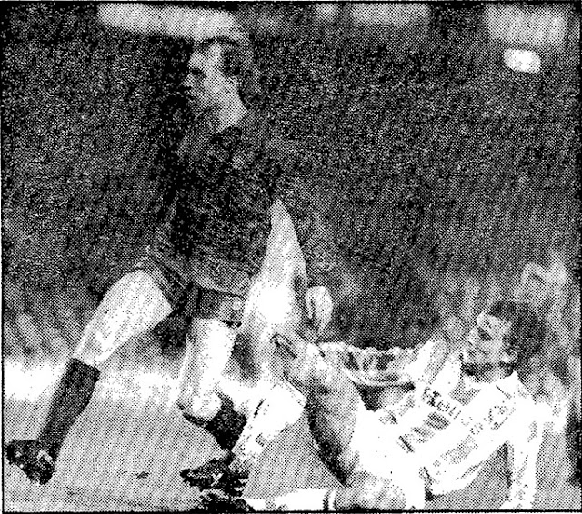 Archibald disputando un balón. F. C. BARCELONA 4 REAL VALLADOLID DEPORTIVO 0 Sábado 01/03/1986, 21:00 horas. Campeonato de Liga de 1ª División, jornada 27. Barcelona, Nou Camp.