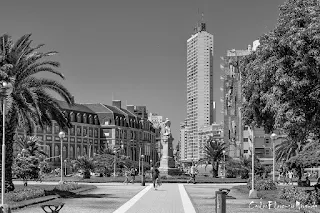 Postal de Mar del Plata con plaza y edificios.