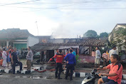  Diduga Akibat Korsleting Listrik, Kebakaran Besar Melalap Rumah Warga Menggala Tengah