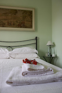 http://www.booking.com/hotel/it/locanda-il-cortile.html?aid=1383293&no_rooms=1&group_adults=1