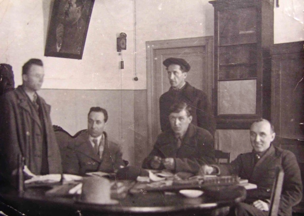 Леонид Иванович Рубцов (первый слева) с коллегами Ботанического института, 1945 год