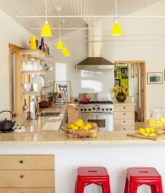 cozinha com detalhes amarelos