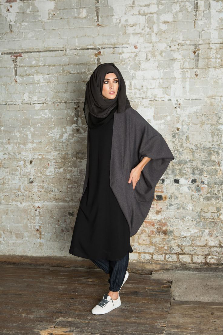 Panduan dan Ide fashion hijab Hitam simple dan casual 