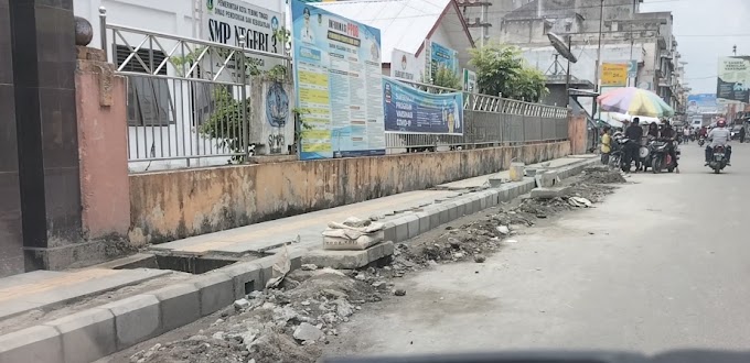 Sampah Parit dan material Bangunan Drainase di Jalan Thamrin Tebingtinggi Siapa Tanggung jawab?