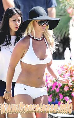 britney-spears-shows-off-white-hot-bikini-body-while-filming