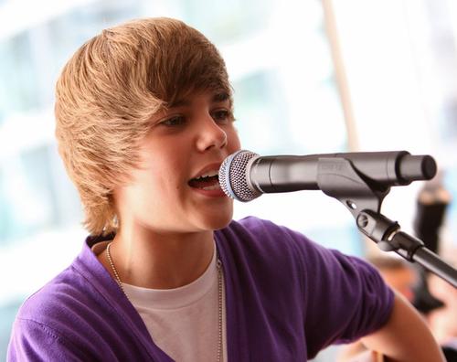 justin bieber 2011 wallpaper desktop. photo Justin Bieber fans