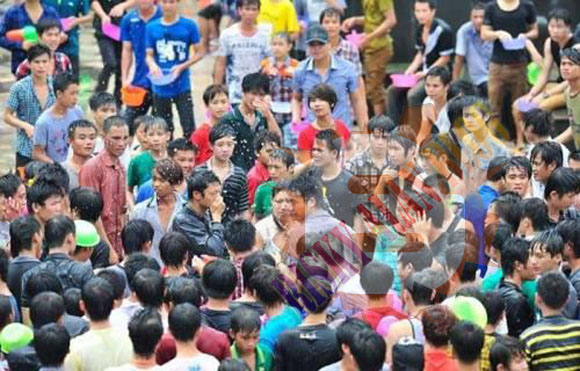 Ribuan Pria Menelanjangi Wanita Pada Water Splashing Festival Yang Kacau Di China [ www.BlogApaAja.com ]