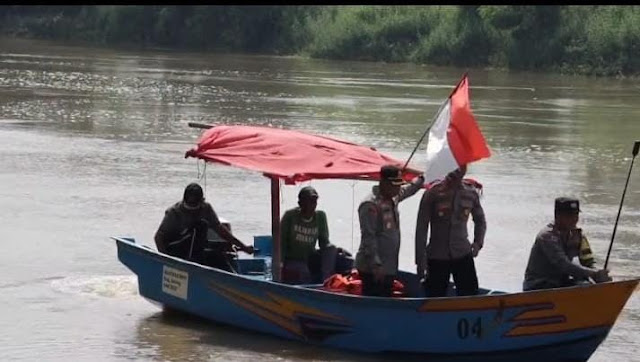 Gunakan Perahu Sampan Sebrangi Sungai,Kapolres Serang Temui Warga dan Gelar Bakti Sosial