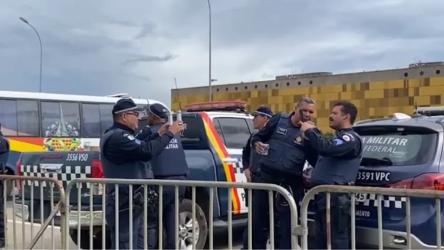 Policiais do DF são filmados conversando com invasores do Congresso Nacional