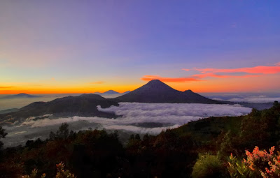 Mengintip 5 Puncak Gunung Di Jawa Tengah Dari Bukit Sikunir, golden sunrise bukit sikunir