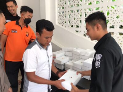 Jumat Berkah, Polda Kaltim Bagikan Nasi Kotak kepada Jamaah Masjid