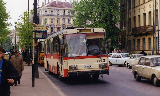 17 мая 1991 года. Рига. Троллейбус № 3 на остановке общественного транспорта "Улица Инжениеру".