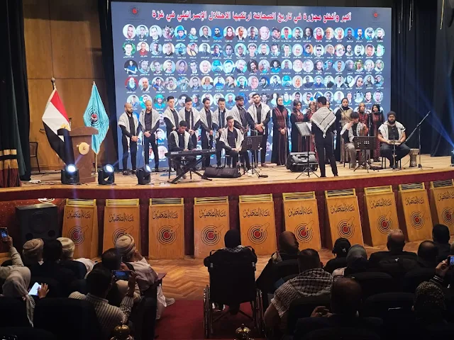 شاركت نقابة الصحفيين الفلسطينيين في المؤتمر العام السادس  لنقابة الصحفيين المصريين، المنعقد  في مقر النقابة في الفترة ما بين 14 -16 ديسمبر الجاري،  والذي يحمل اسم دورة فلسطين . و قد ألقى نقيب الصحفيين الفلسطينيين الأستاذ ناصر أبو بكر كلمة سلط فيها الضوء على الانتهاكات الإسرائيلية بحق الصحفيين الفلسطينيين، في أكبر مقتلة في التاريخ، وتحدث عن معاناة الصحفيين الفلسطينيين في ميدان العمل، الذين يفضحون مجازر الاحتلال، شاكرا مصر دولة و شعبا على احتضانها لكل فلسطيني،  وقدم الشكر أيضا  لنقابة الصحفيين المصريين على كل ما قدمته للصحفيين الفلسطينيين الموجودين في مصر و تكفلها برعاية المرضى وفتح أبوابها لمساعدة  الصحفييين الفلسطينييين.  وحضر المؤتمر الأمين العام للاتحاد الدولي للصحفيين الأستاذ انطونيو بيلاجي،  والاستاذ جيم بوملحة الأمين العام السابق و الاستاذ مؤيد اللامي الأمين العام لاتحاد الصحفيين العرب، بالإضافة لعدد من الإعلاميين  والنقباء المصريين السابقين . و كان قد افتتح المؤتمر نقيب الصحفيين المصريين الأستاذ خالد البلشي بكلمة أكد خلالها على مركزية قضية فلسطين، وأشار إلى إصرار النقابة على أن تكون فلسطين حاضرة في المؤتمر، مؤكدا على مركزية قضيتها وعلى دعم الصحفيين الفلسطينيين، مجددا التاكيد على رفض كل أشكال التطبيع مع دولة الاحتلال. كما جدد الامين العام للاتحاد الدولي تأكيده على مساندة الصحفيين الفلسطييبن، وتطرق إلى معاناتهم خلال الحرب على غزة. واستعرض المؤتمر احصائيات نقابة الصحفيين الفلسطينيين، التي تفضح المجازر التي طالت الصحفيين في غزة خلال الحرب واظهرت أعداد الشهداء والمصابين والمؤسسات والمكاتب ومنازل الصحفيين التي دمرت خلال الحرب.