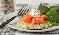 Crèpes de guisantes con salmón ahumado