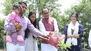 मुख्यमंत्री शिवराज सिंह चौहान के साथ बेटियों के जन्म-दिवस पर परिवारजन ने लगाए पौधे  पीपल, अमरूद और बादाम के पौधे रोपे    भोपाल : मुख्यमंत्री श्री शिवराज सिंह चौहान ने श्यामला हिल्स स्थित उद्यान में पीपल, बादाम और अमरुद के पौधे रोपे। मुख्यमंत्री श्री चौहान के साथ बेटी आरना कुलश्रेष्ठ और बेटी सौम्या यादव के जन्म-दिवस पर परिवारजन ने पौधे लगाए। मुख्यमंत्री श्री चौहान ने बेटियों को गोदी में लेकर दुलार किया और उनके सुखी, स्वस्थ और यशस्वी जीवन की कामना की। मुख्यमंत्री श्री चौहान के साथ श्री गजराज कुशवाहा ने भी अपने जन्म-दिवस पर पौध-रोपण किया।    मुख्यमंत्री श्री चौहान के साथ सर्वश्री पुलकित कुलश्रेष्ठ, पुरूजित कुलश्रेष्ठ, ज्ञानेन्द्र, शिवा, पंकज कुलश्रेष्ठ, श्रीमती अपूर्वा कुलश्रेष्ठ, श्रीमती नीता कुलश्रेष्ठ, श्रीमती सीमा भी पौध-रोपण में शामिल हुईं। श्री आर्यन कुशवाह, श्री बाबूलाल, श्री आदित्य कुमार बारंगे, सुश्री किरण बाला बारंगे तथा सुश्री ऐश्वर्या यादव ने भी पौधे लगाए।