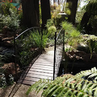 Pequeños puentes de jardín decorativos y elegantes para casas de verano